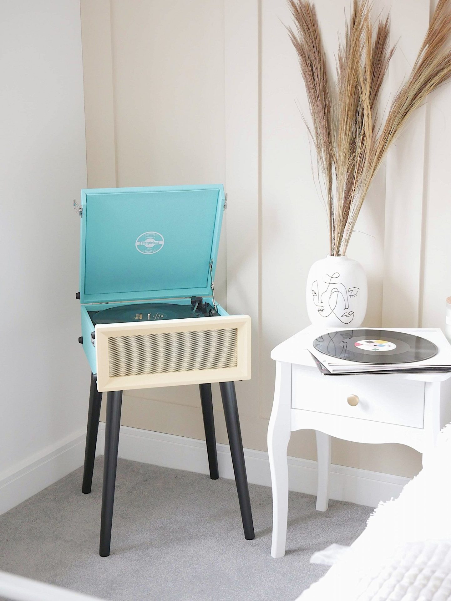 Steepletone SRP1R–XP Record Player 3–Speed 1970’s Style on Legs with Bluetooth Playback (Blue & Cream)